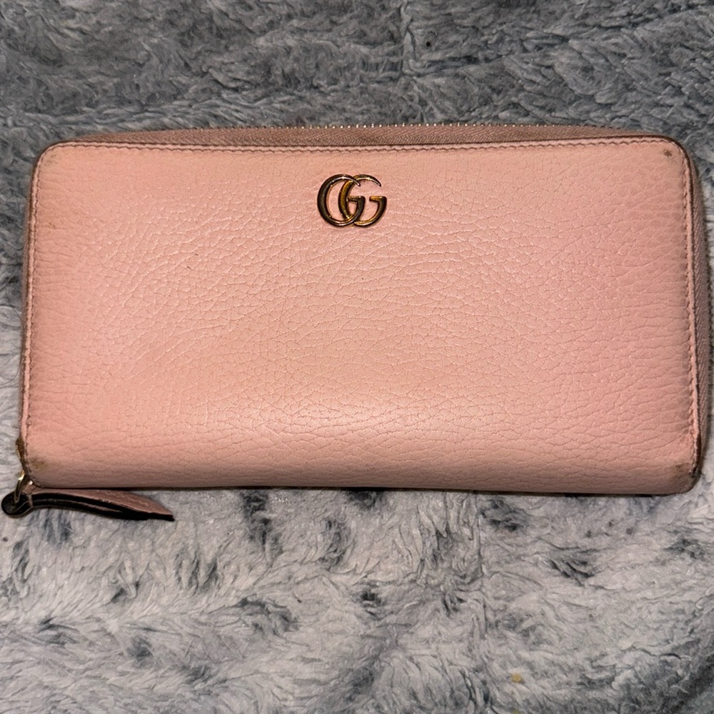 Women’s or Men’s Gucci Light Pink Leather Marmont Long wallet! Preloved but 8/10